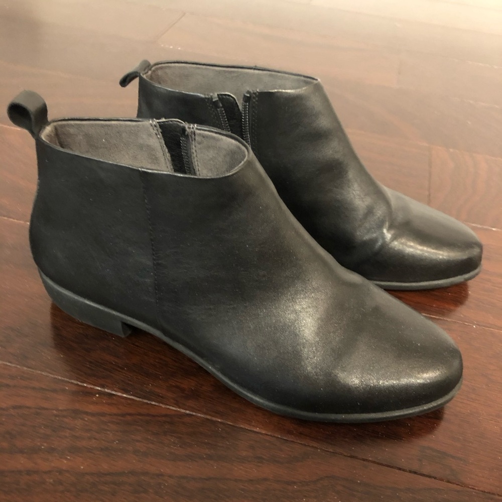 Aerosoles leather ankle bootie. Like new, worn 1x.